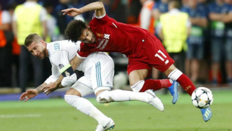 Ramos comete falta a Salah