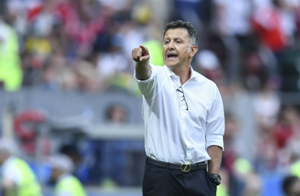 Osorio lanza una indicación en un juego del Tri en Rusia 2018