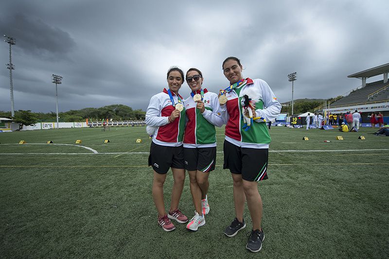 Román, Valencia y Vázquez presumen su medalla de oro