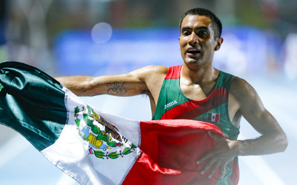 Juan Luis Barrios, con la bandera de México tras ganar en JCC