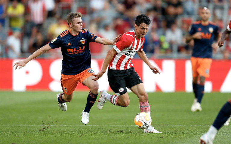 Hirving Lozano domina el balón durante un juego con PSV 