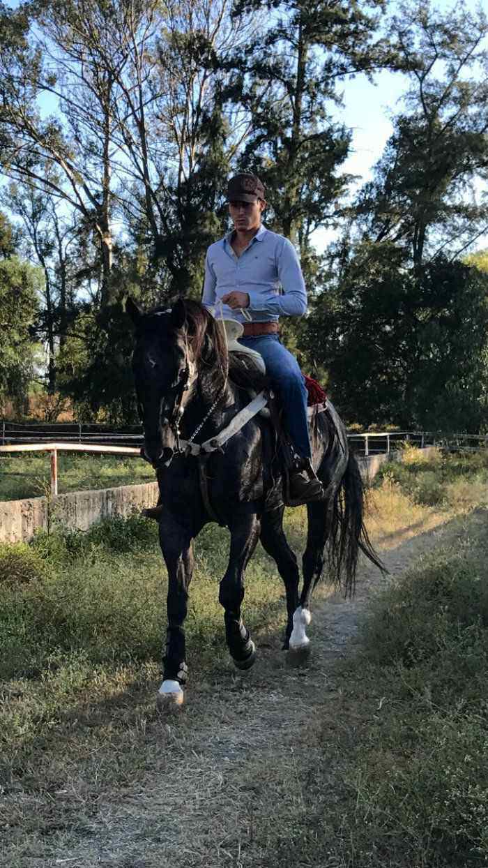 Mauro Lainez montando a caballo