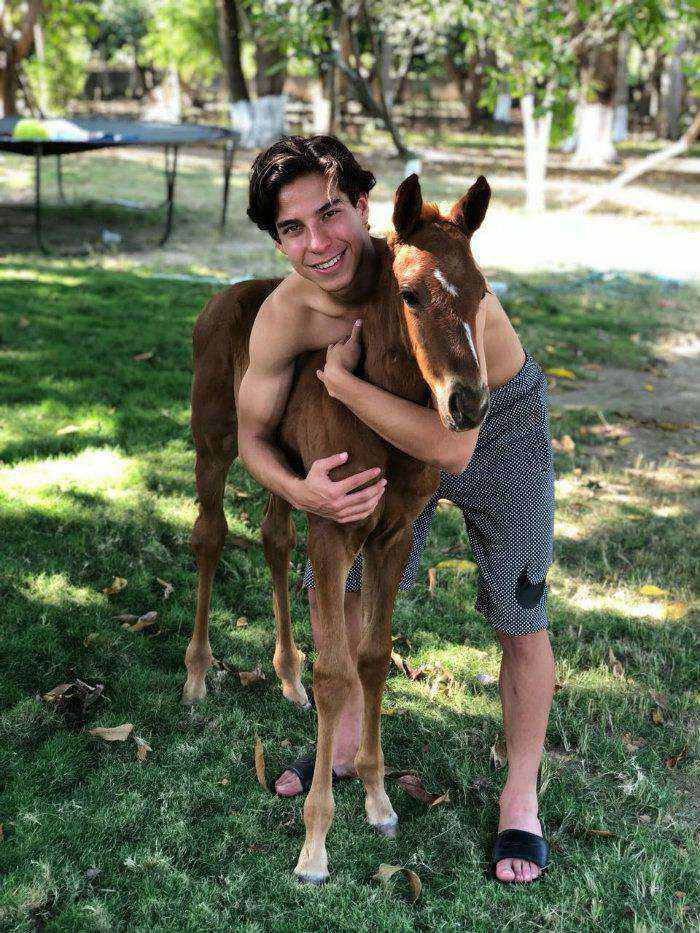 Diego Lainez posa con un pequeño caballo