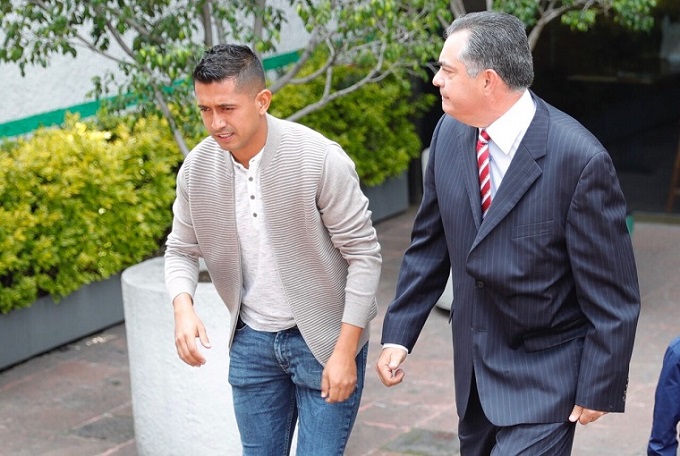 Elías Hernández junto a su abogado Gonzalo Zubillaga a las afueras de la Comisión de Apelación y Arbitraje del Deporte.