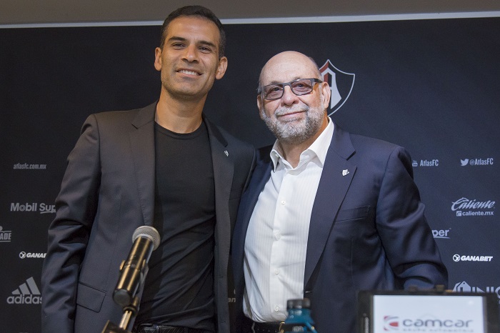 Rafa Márquez y Gustavo Guzmán durante la presentación del 'Káiser' como director deportivo de Atlas