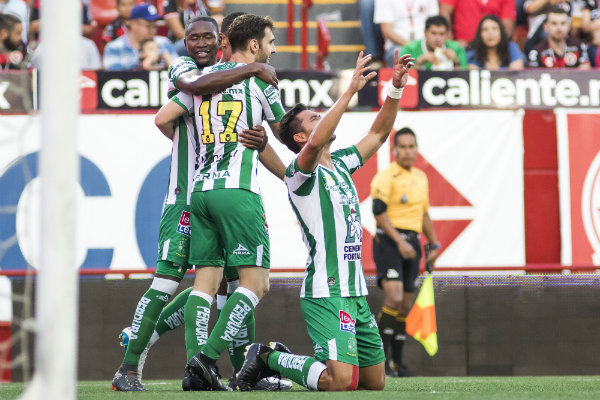 Walter González festeja su primer gol con León