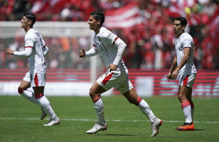 Chivas festeja gol de Zaldivar contra Toluca