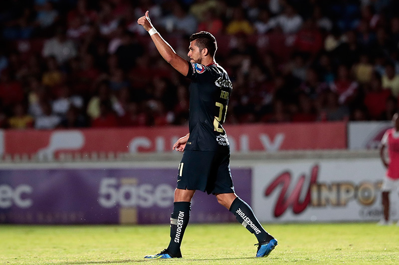 Henry Martín celebra uno de sus goles ante los Tiburones Rojos en Copa