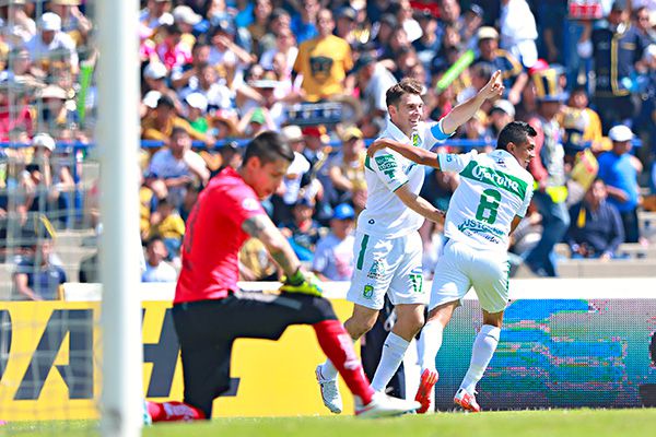 Elías Hernández y Boselli celebran un gol 
