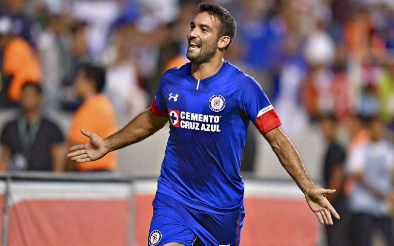 Martín Cauteruccio festeja gol con Cruz Azul