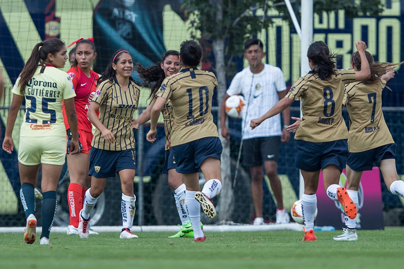Jugadoras de Pumas festeja un gol en las instalaciones de Coapa