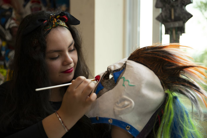 Zoraida Casas pintando una máscara de Psycho Clown