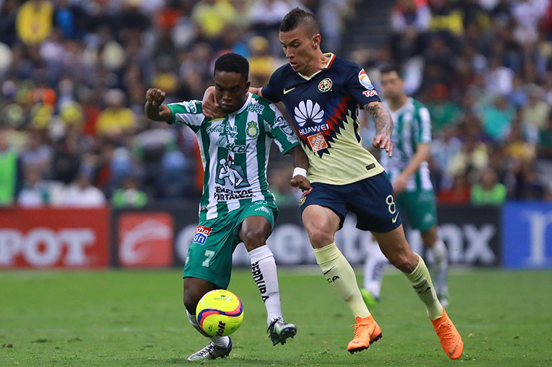 Mateus Uribe lucha por el balón en un duelo contra León