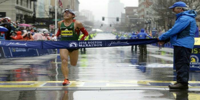 Feibao llegando al maratón de Boston 