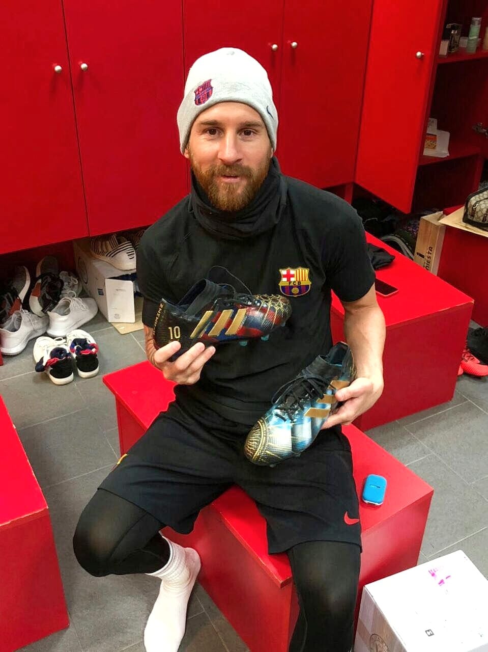 Messi muestra los zapatos