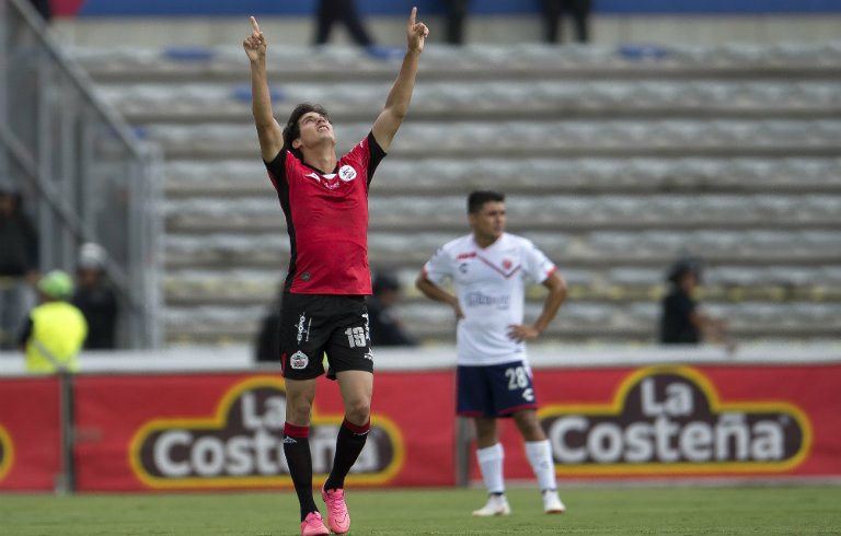 Mauro Lainez festeja gol con Lobos BUAP vs Veracruz