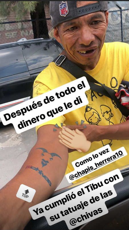 'Tubu' posa con el tatuaje de las Chivas