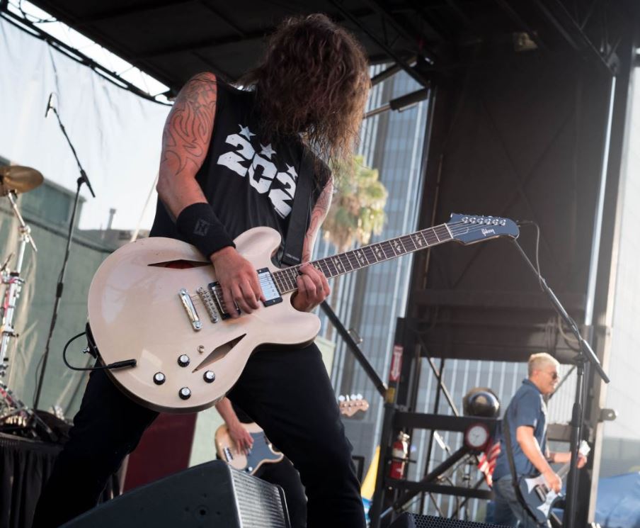Dave Grohl toca la guitarra en concierto de Foo Fighters