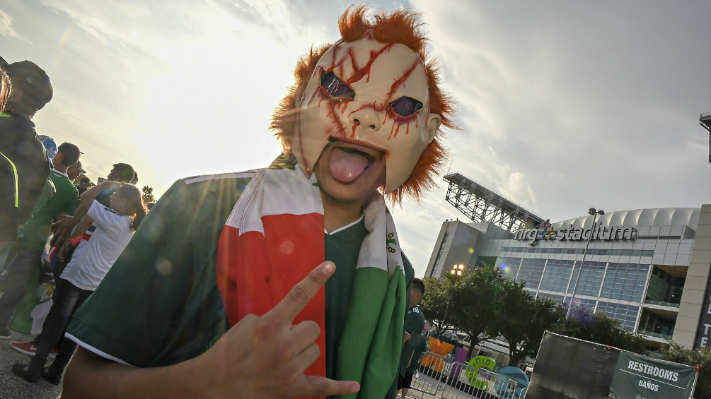 Un aficionado de México con una máscara de Chucky