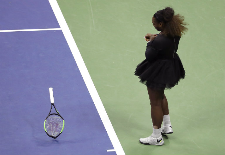 Serena Williams rompe su raqueta tras recibir un castigo