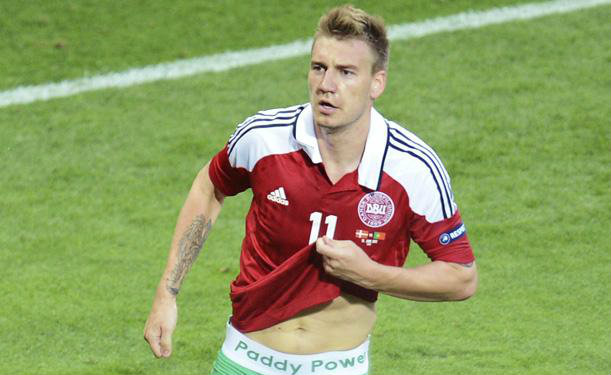 Nicklas Bendtner celebra un gol con Dinamarca
