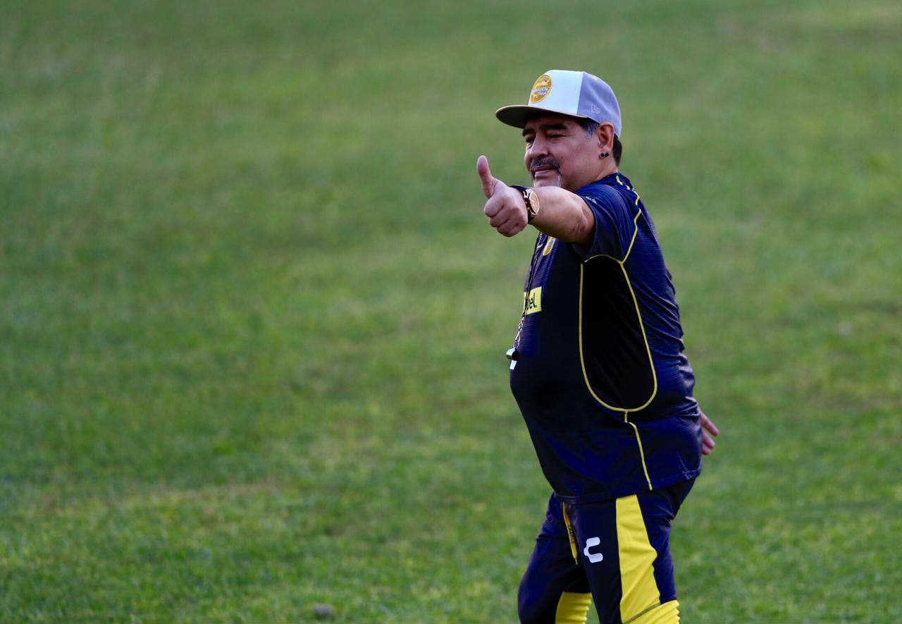 Maradona dirigiendo su primer entrenamiento con Dorados