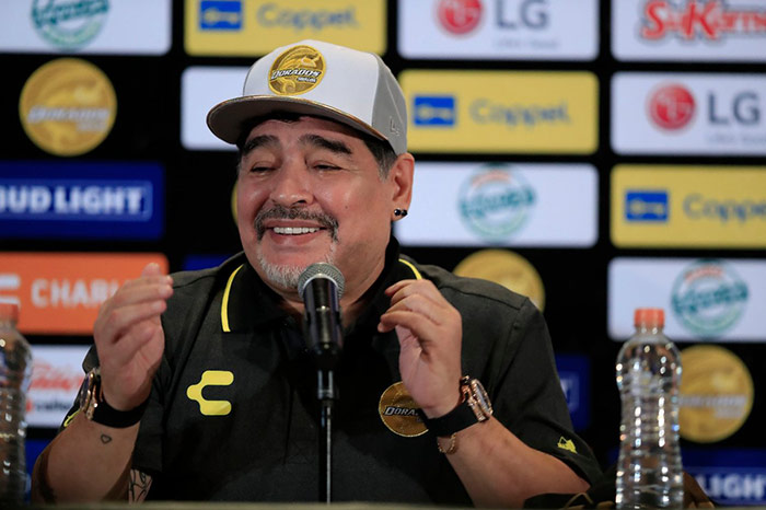 Maradona, emocionado durante su presentación