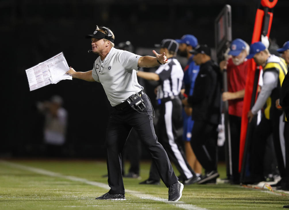 Jon Gruden reclamando a los oficiales durante el juego vs Rams