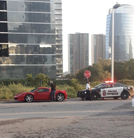 Ferretti baja de su auto por órden de policía