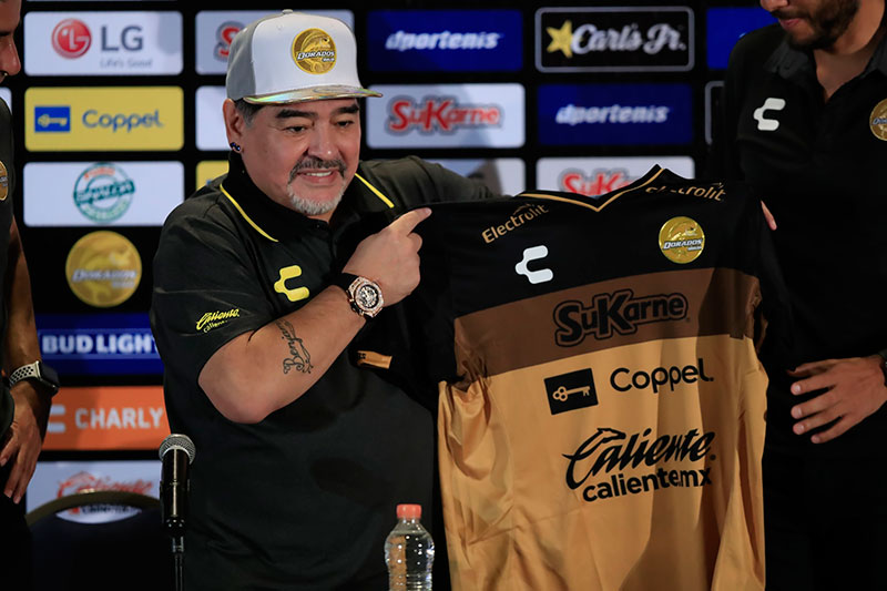 Maradona posa con la playera de Dorados en su presentación
