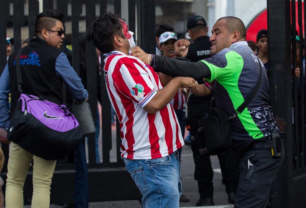 Guardia del estadio agrede a seguidor de Chivas