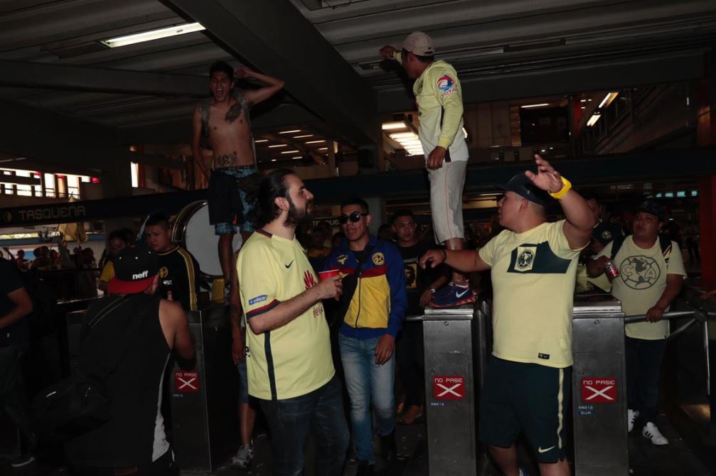 Aficionados Azulcremas ingresan al metro de la CDMX