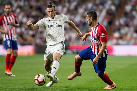 Bale disputa un balón con Koke en el derbi madrileño
