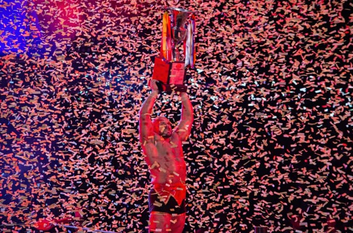 Michael Elgin levanta el trofeo del Gran Prix 2018 
