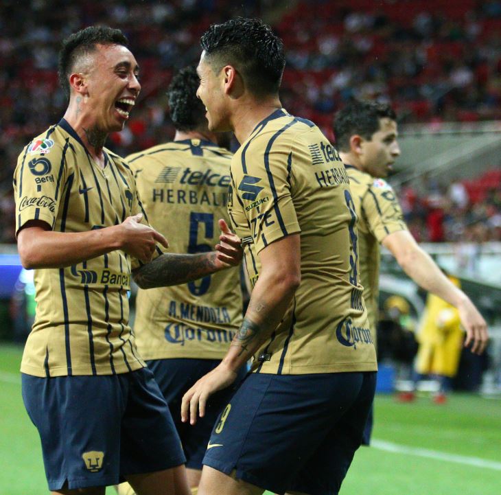 Jugadores de Pumas celebran gol contra Chivas