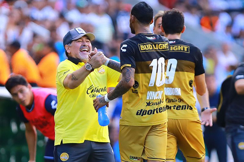 Maradona celebra una anotación de Dorados en el Ascenso MX
