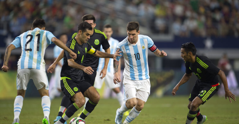 Márquez trata de salir con balón controlado ante la marca de Messi