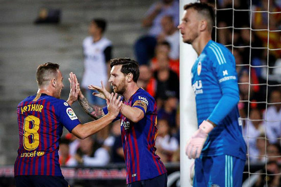 Messi celebra un gol con Arthur