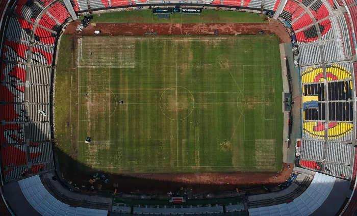 Cancha del Estadio Azteca en muy malas condiciones