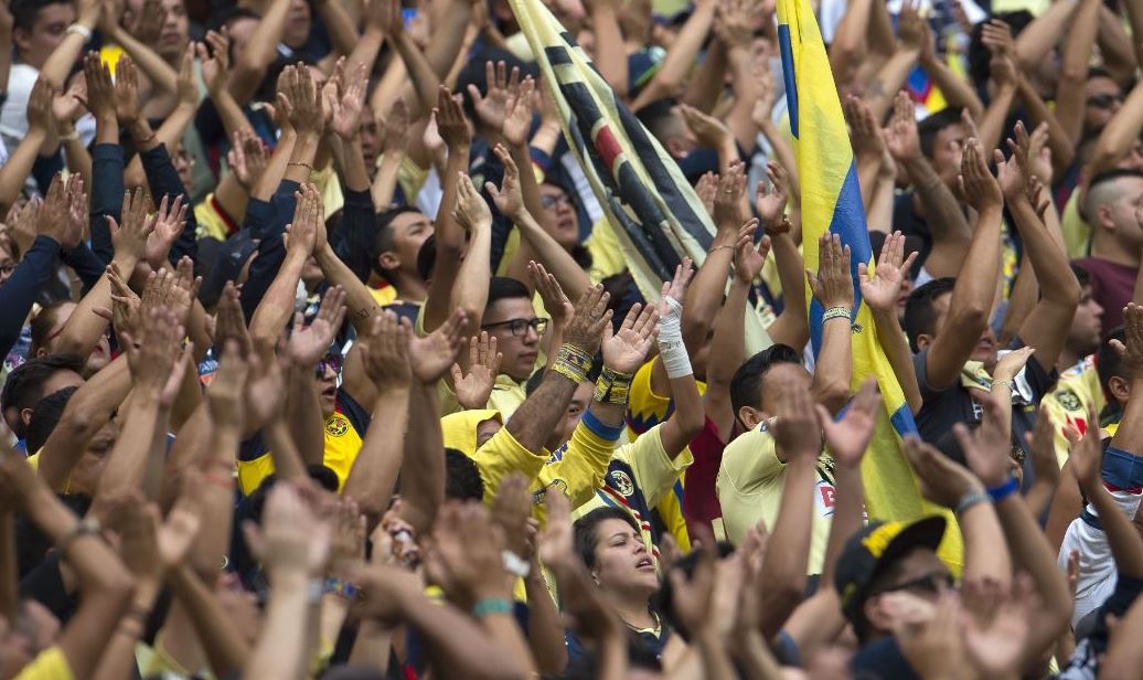 Afición del América apoya a su equipo en el Estadio Azteca