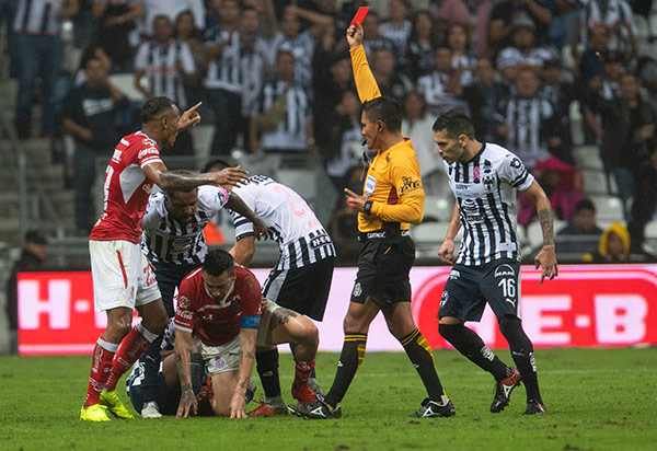 Sambueza ve la tarjeta roja contra Rayados 
