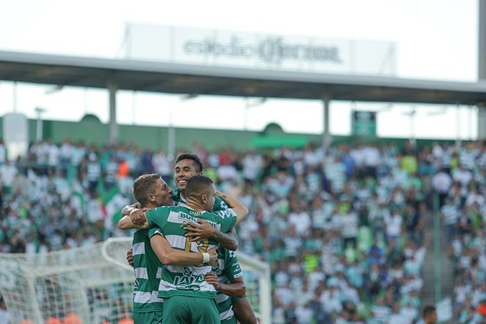 Jugadores de Santos se abrazan en señal de festejo