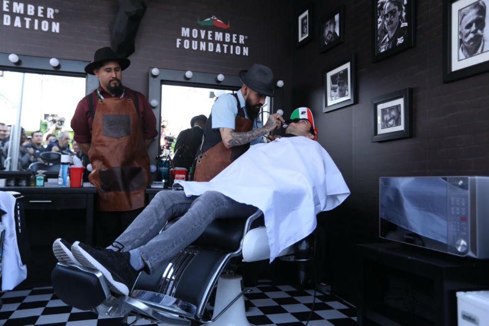 Checo acudió a la Barber Shop instalada en el Gran Premio de México