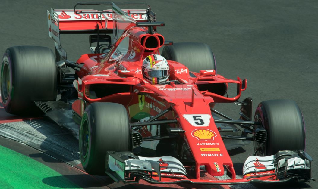 Sebastian Vettel realiza una vuelta en el GP de México