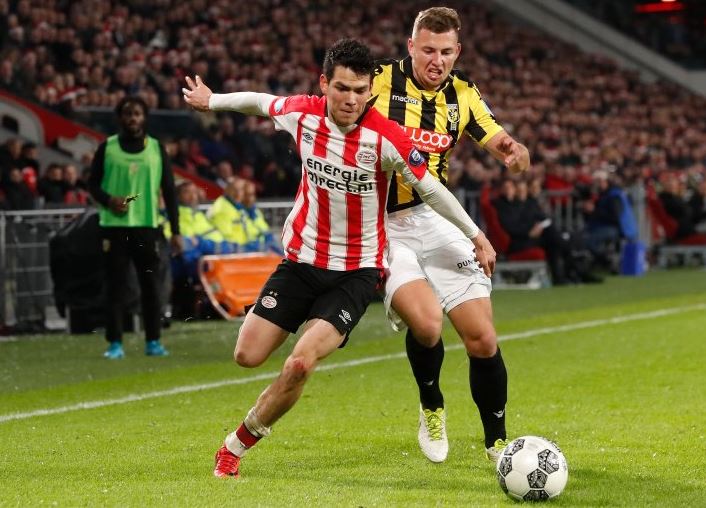 Lozano lucha por el esférico en duelo del PSV