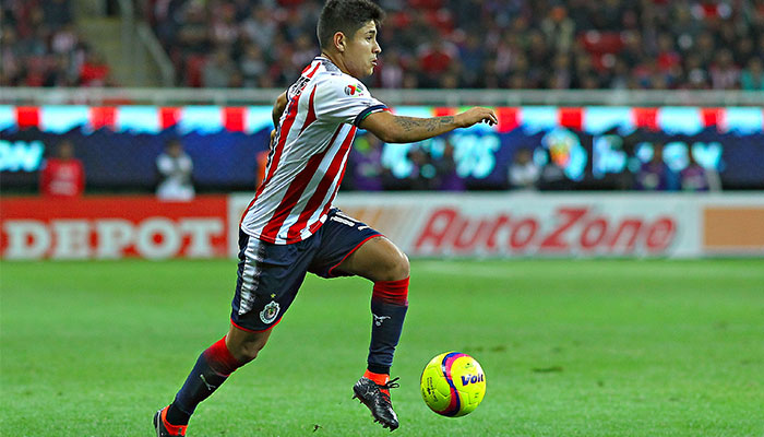 López disputando el balón con Chivas 