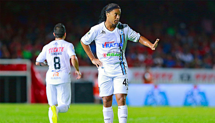 Ronaldinho en juego con Querétaro 