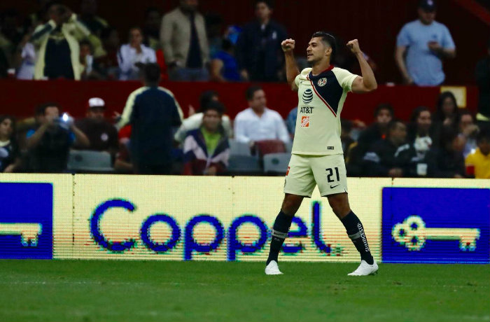 Henry festejando su gol ante Toluca 