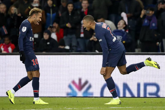 Neymar y Mbappé festejando un gol con el PSG 