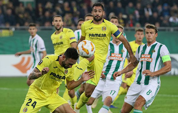 Layún despeja balón en juego del Villarreal